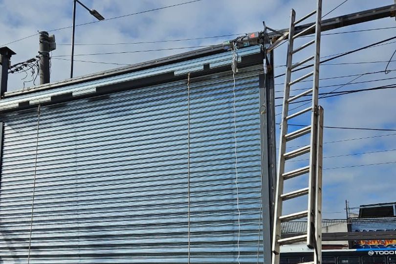 Cortina metálica de gran tamaño con motor instalado