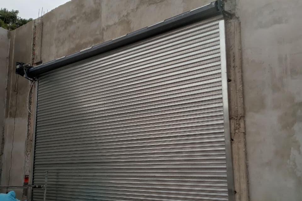 Cortina metálica con motor instalado en la parte superior